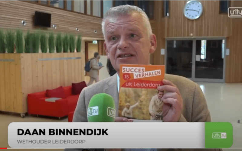 wethouder neemt succesverhalenboekje in ontvangst